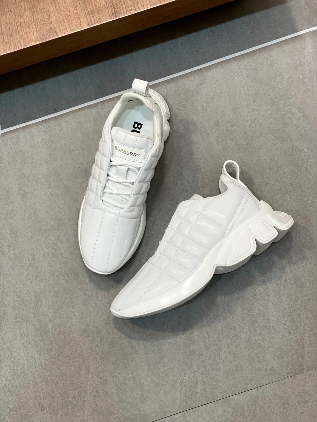 버버리 퀄트 클래스 스니커즈 화이트