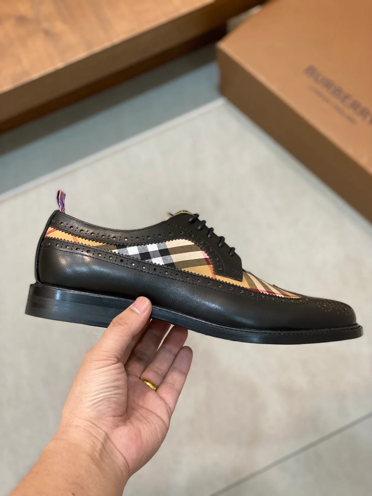 버버리 체크 더비 로퍼 블랙