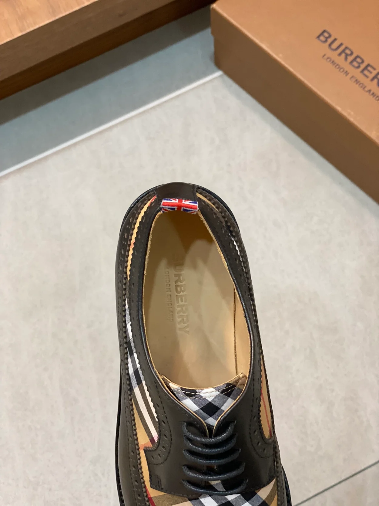 버버리 체크 더비 로퍼 블랙