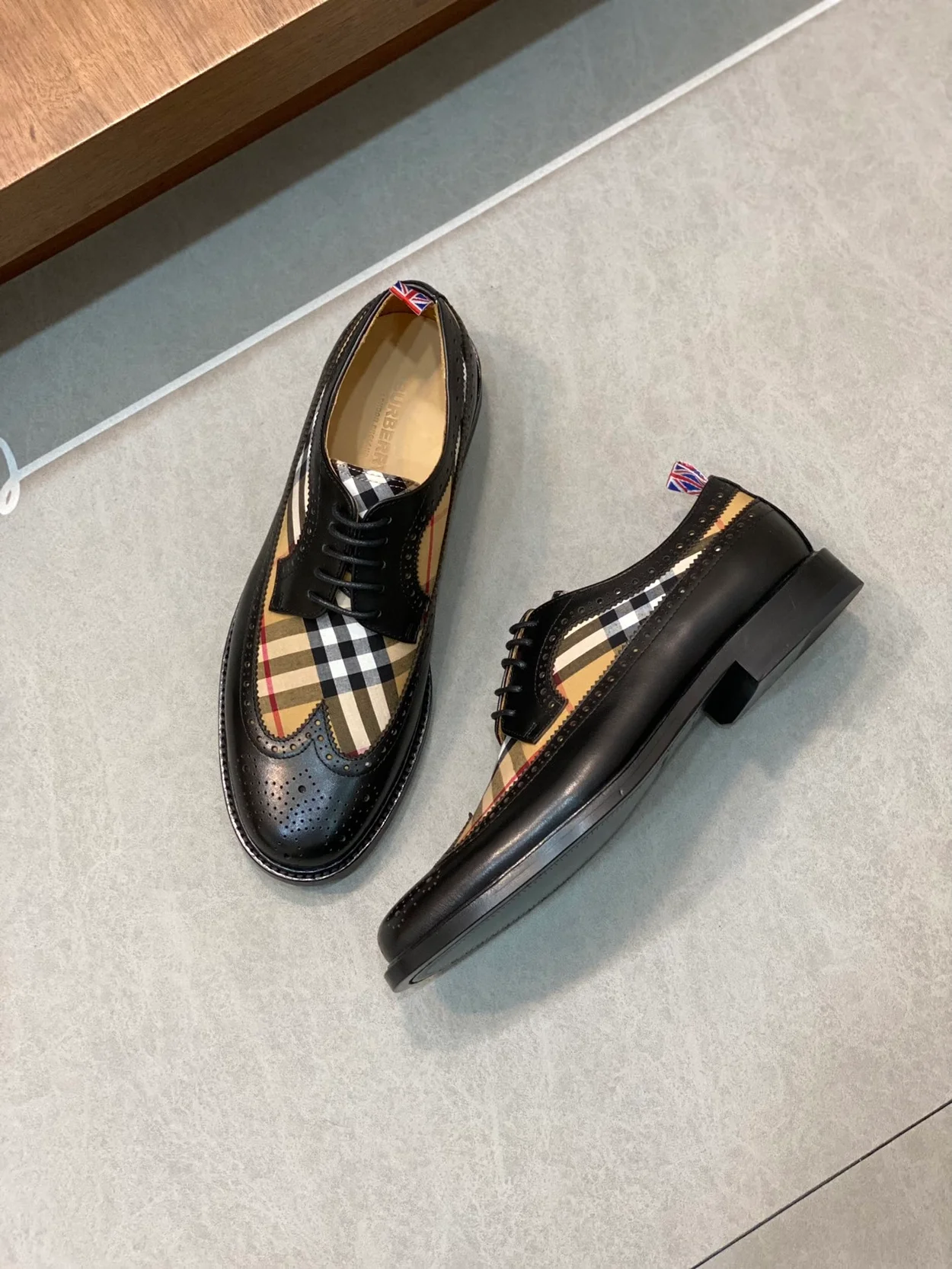 버버리 체크 더비 로퍼 블랙