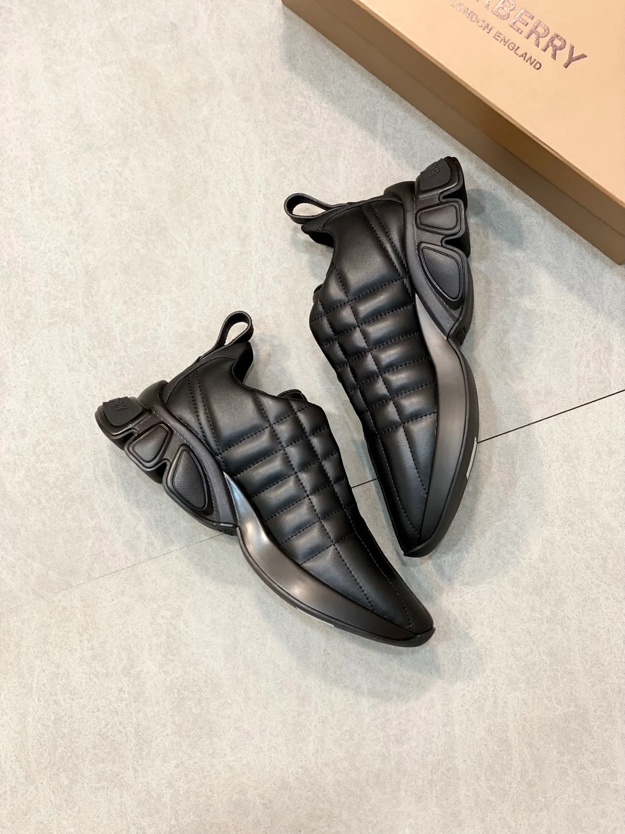 버버리 퀄트 클래스 스니커즈 블랙