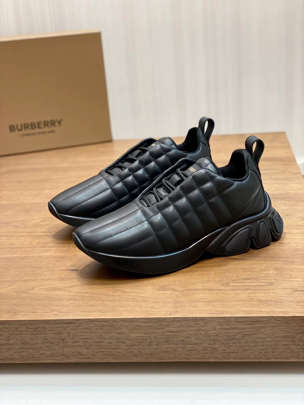 버버리 퀄트 클래스 스니커즈 블랙