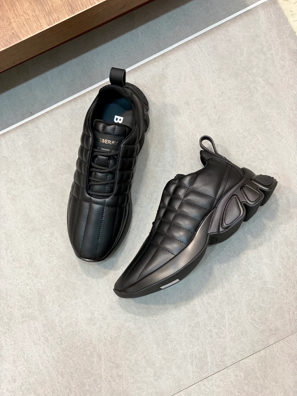 버버리 퀄트 클래스 스니커즈 블랙