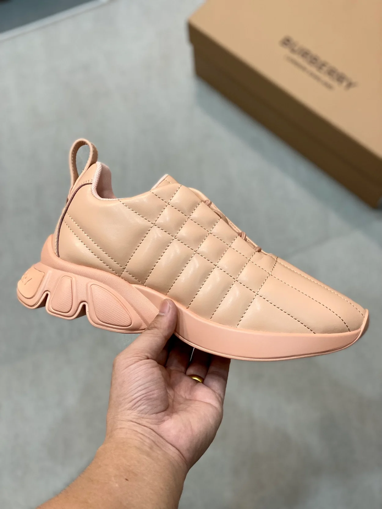 버버리 퀄트 클래스 스니커즈 베이지