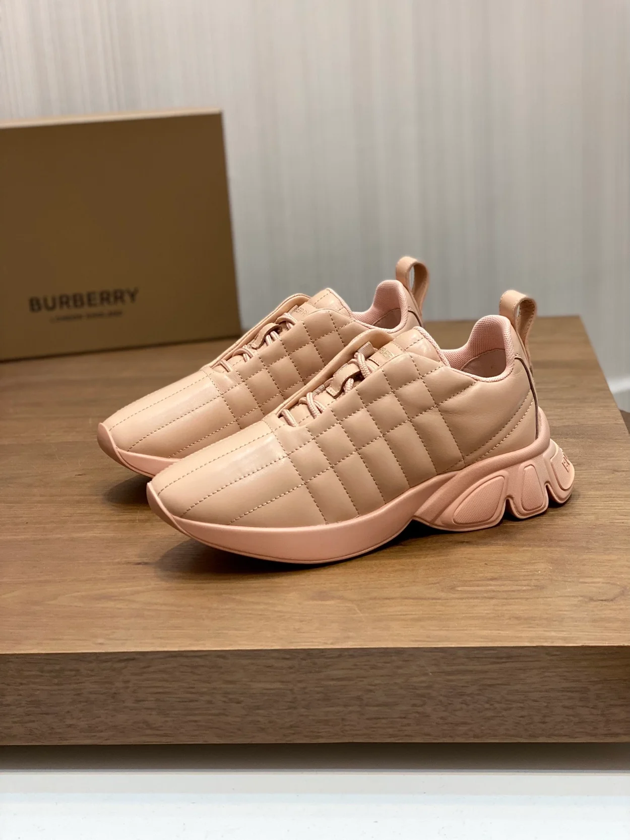 버버리 퀄트 클래스 스니커즈 베이지