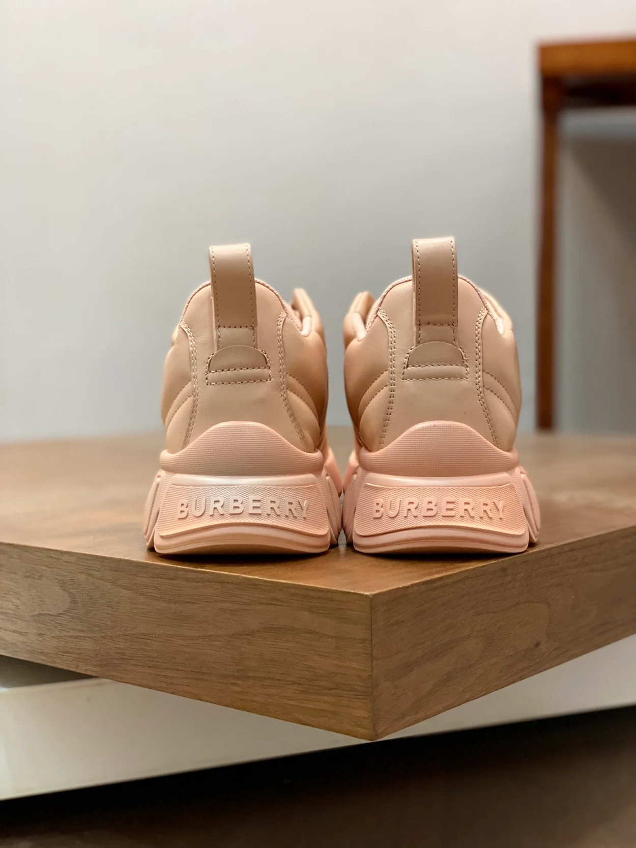 버버리 퀄트 클래스 스니커즈 베이지