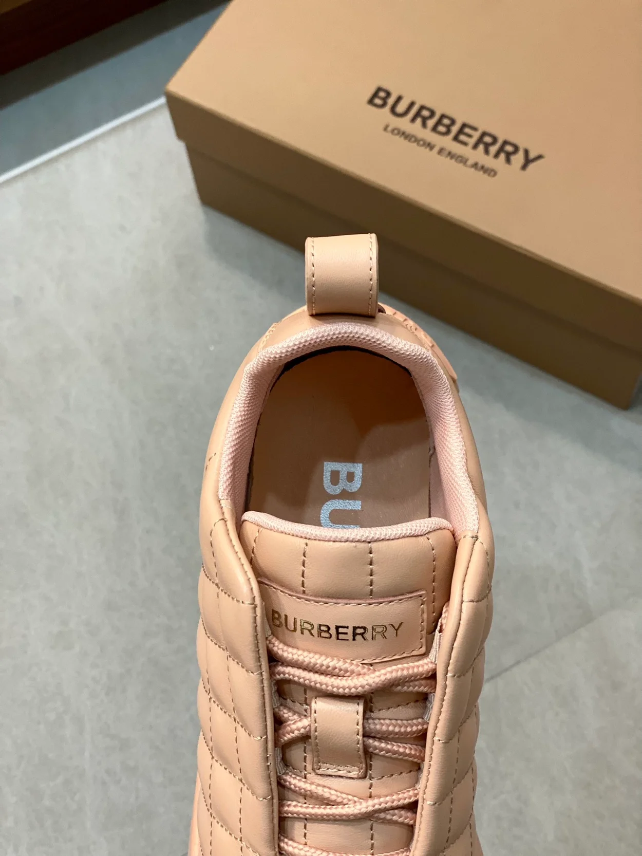 버버리 퀄트 클래스 스니커즈 베이지