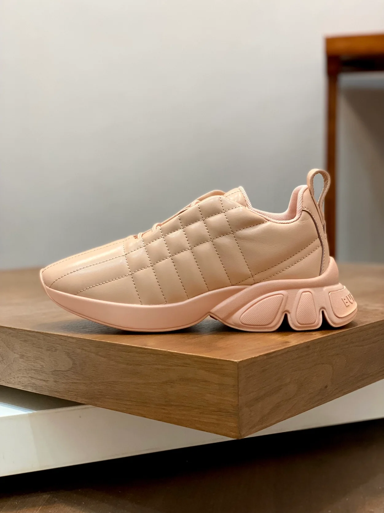 버버리 퀄트 클래스 스니커즈 베이지