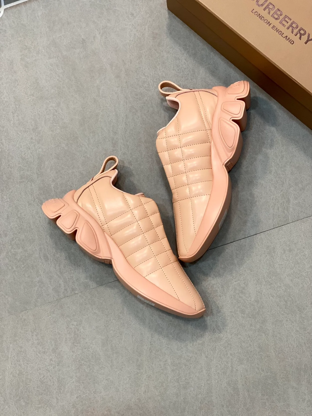 버버리 퀄트 클래스 스니커즈 베이지