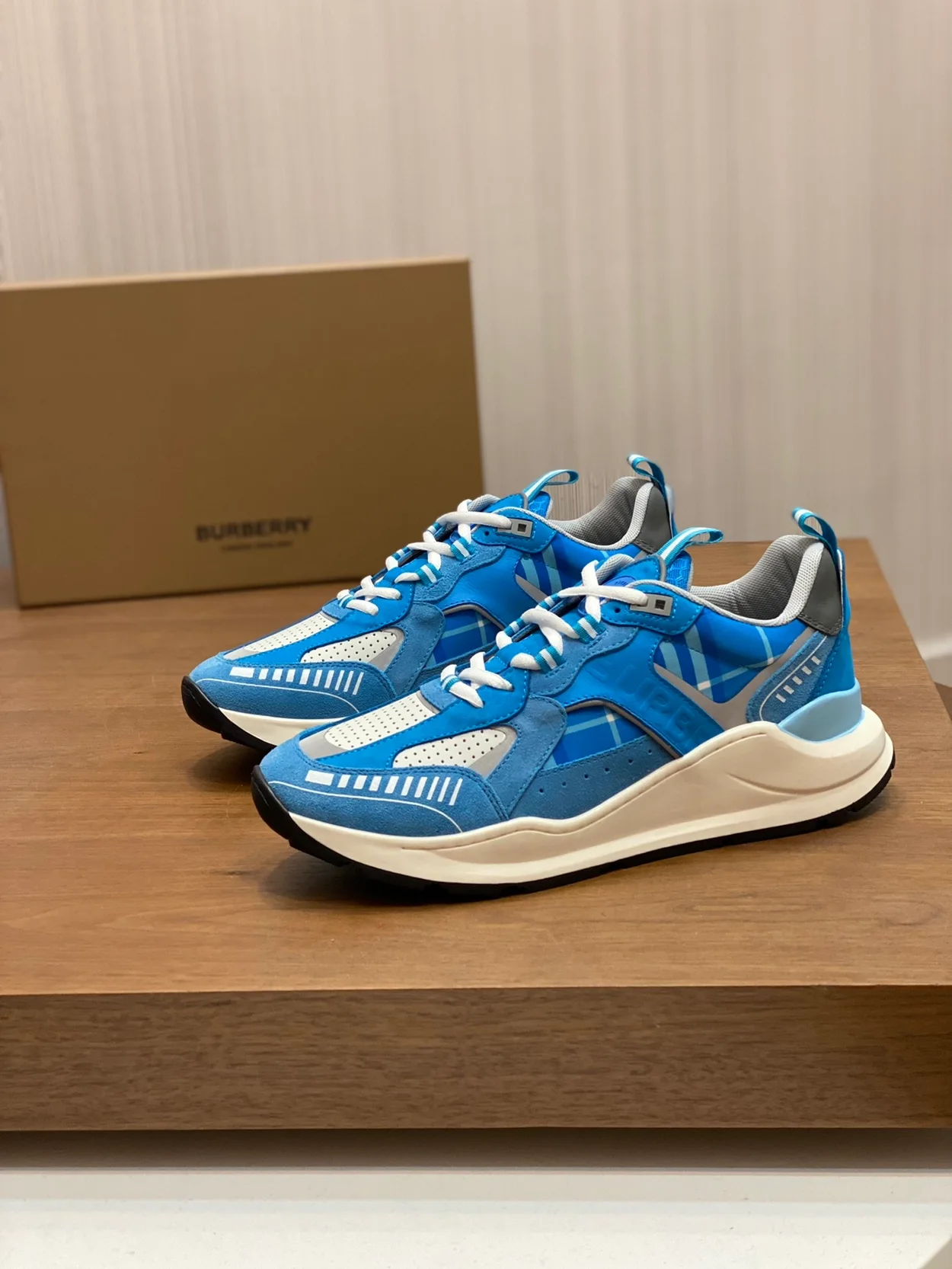 버버리 레더 앤 체크 스니커즈 블루