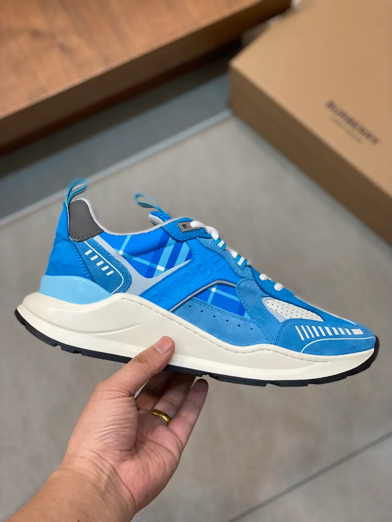 버버리 레더 앤 체크 스니커즈 블루