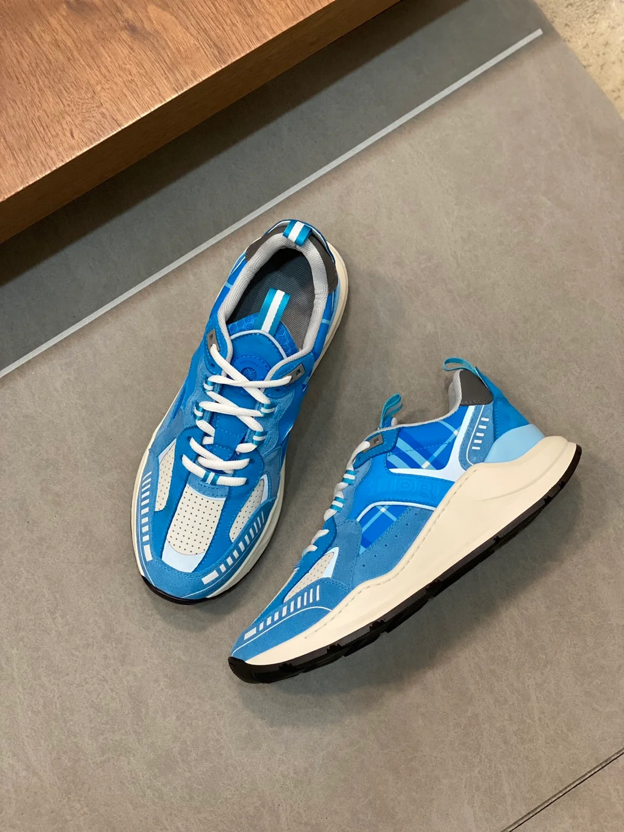 버버리 레더 앤 체크 스니커즈 블루