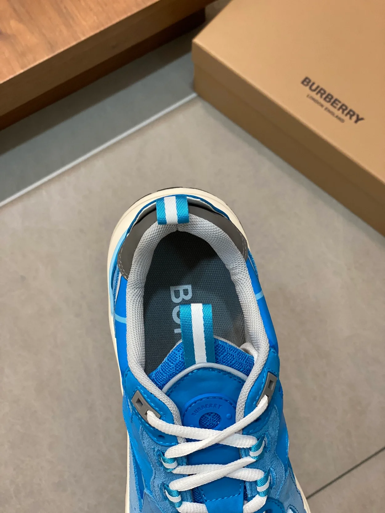 버버리 레더 앤 체크 스니커즈 블루