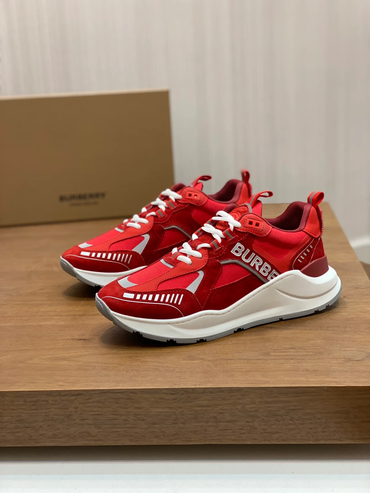 버버리 레더 앤 체크 스니커즈 레드