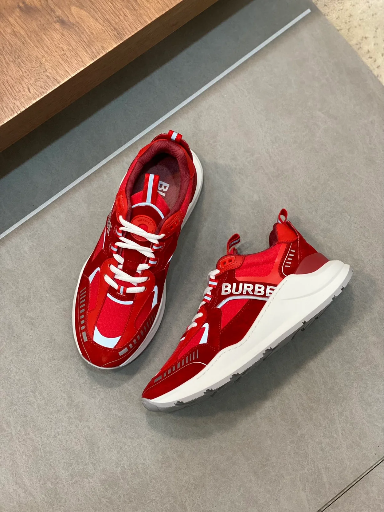 버버리 레더 앤 체크 스니커즈 레드