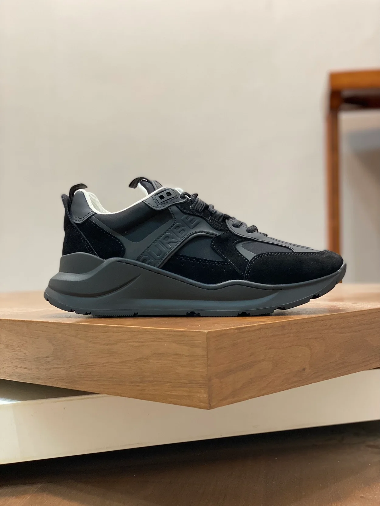 버버리 레더 스웨이드 스니커즈 블랙