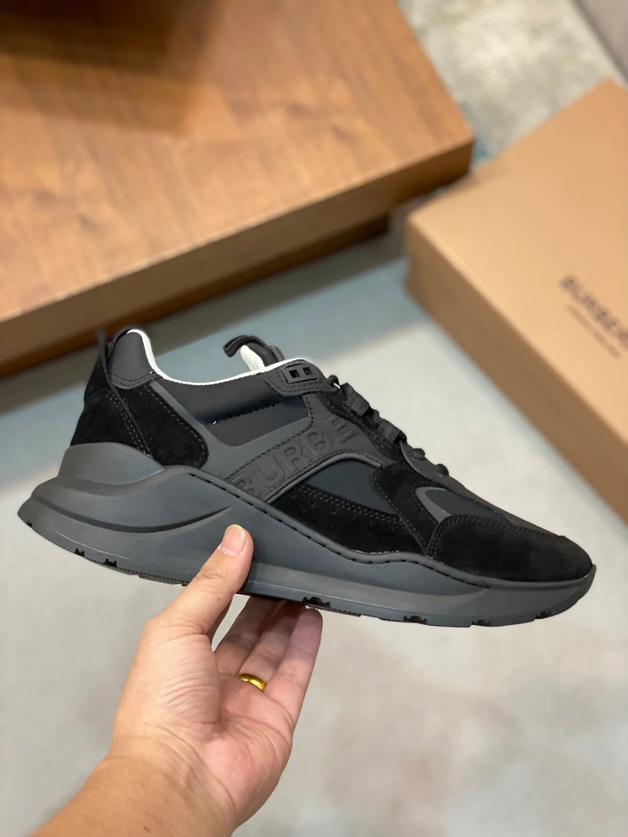 버버리 레더 스웨이드 스니커즈 블랙