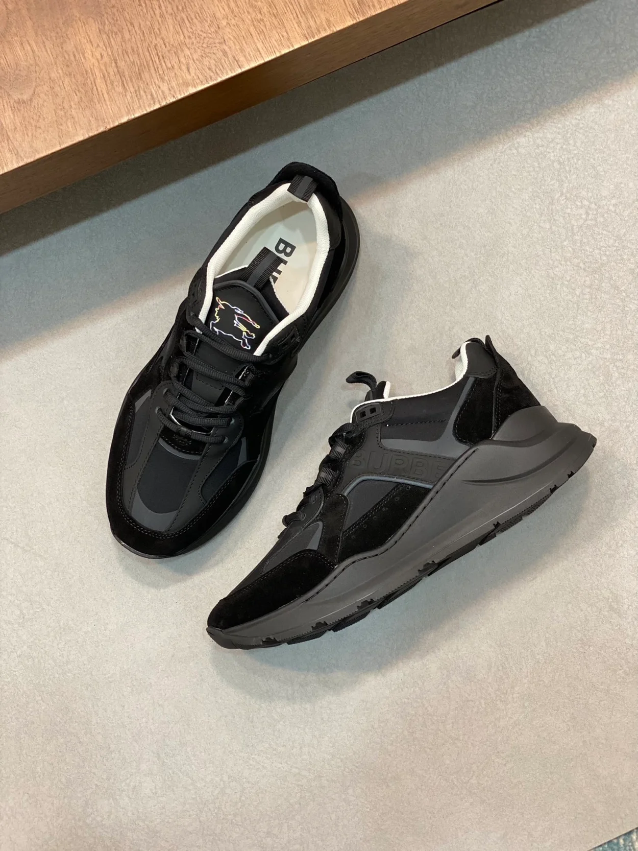 버버리 레더 스웨이드 스니커즈 블랙