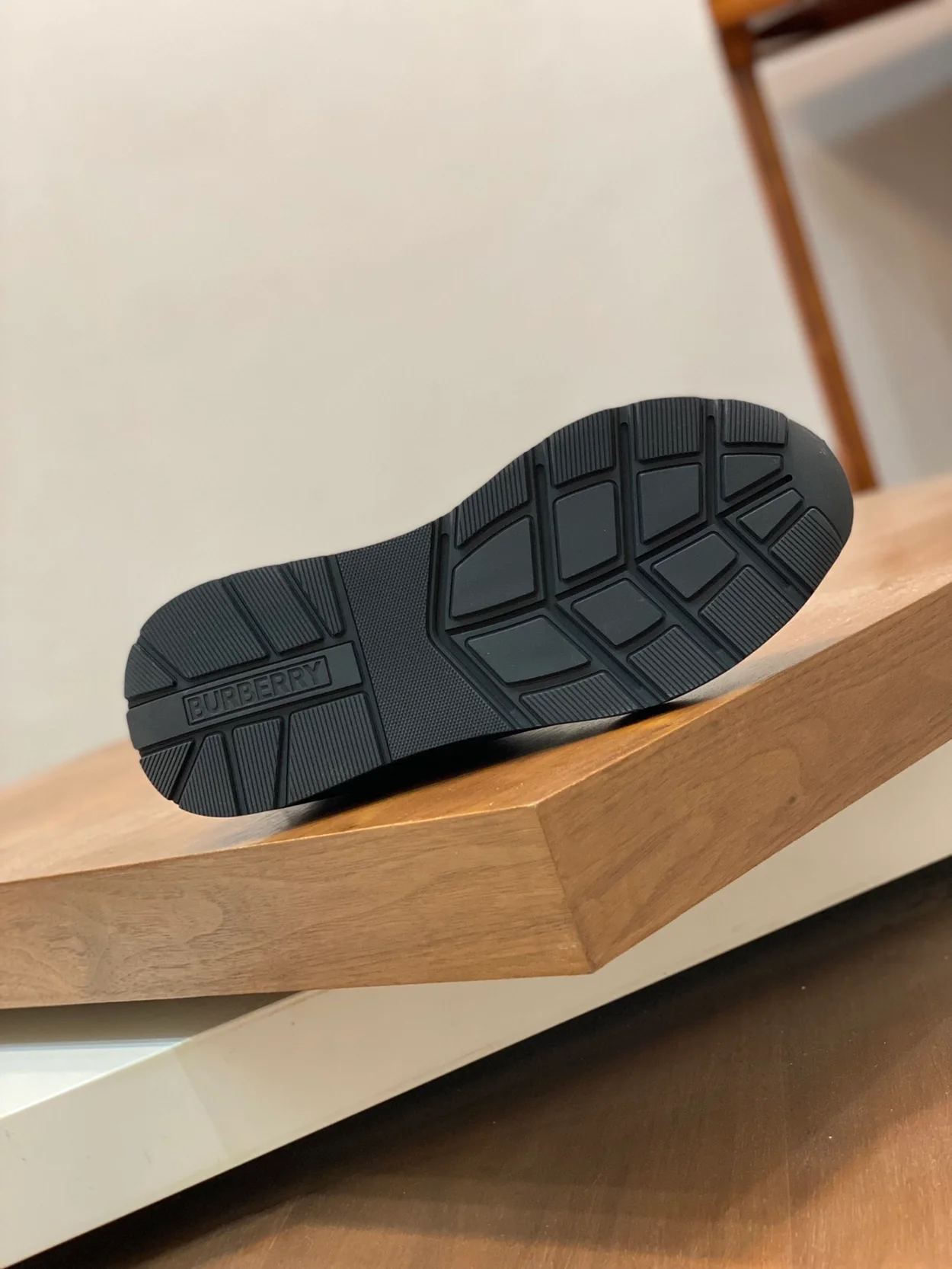 버버리 레더 스웨이드 스니커즈 블랙