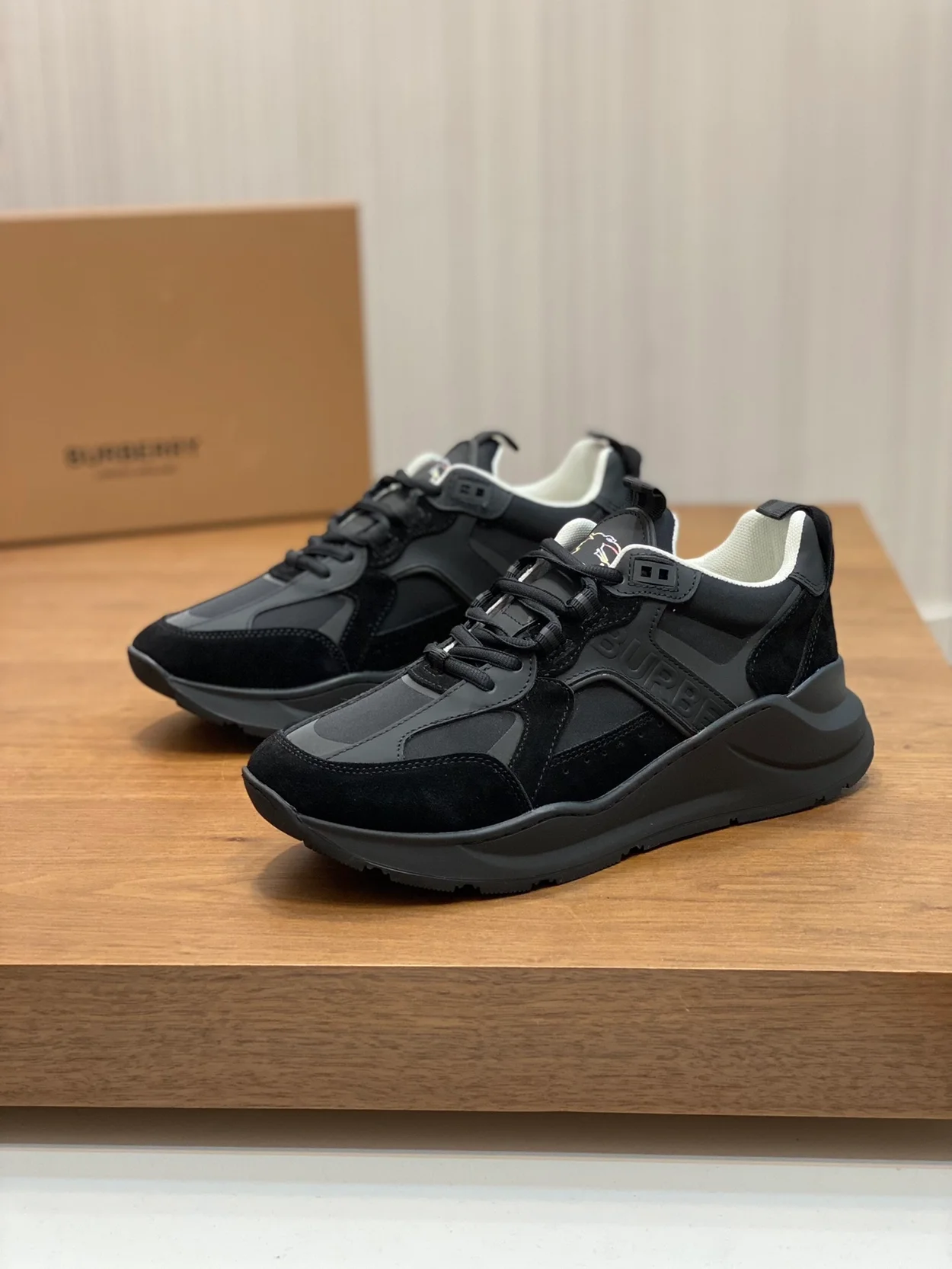 버버리 레더 스웨이드 스니커즈 블랙