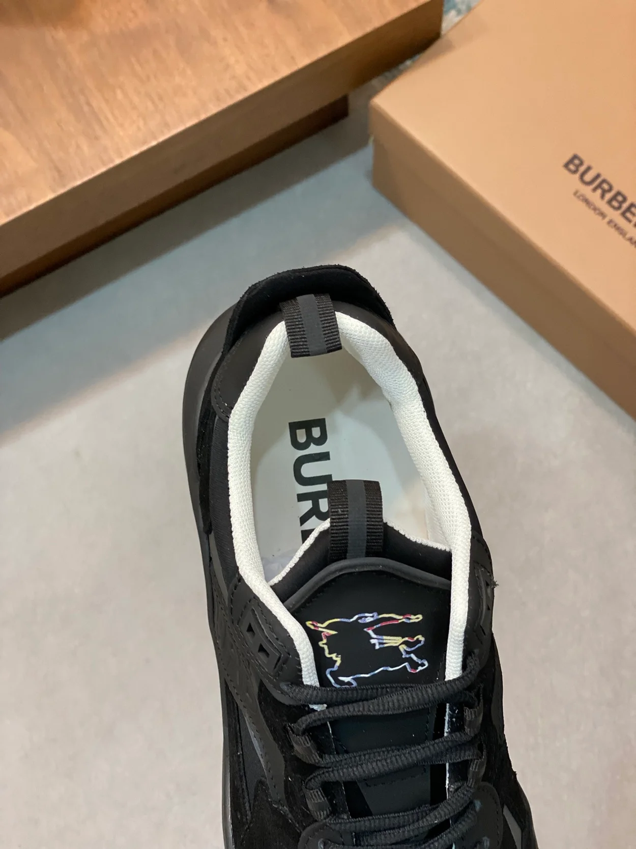 버버리 레더 스웨이드 스니커즈 블랙