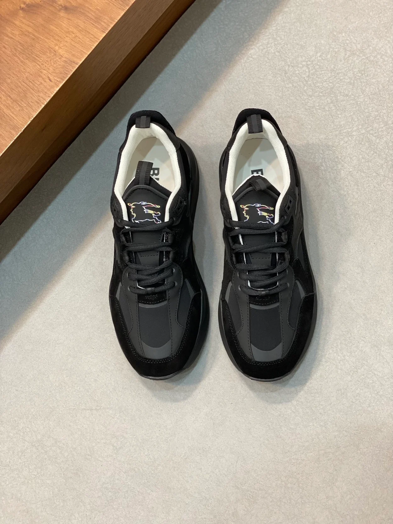 버버리 레더 스웨이드 스니커즈 블랙