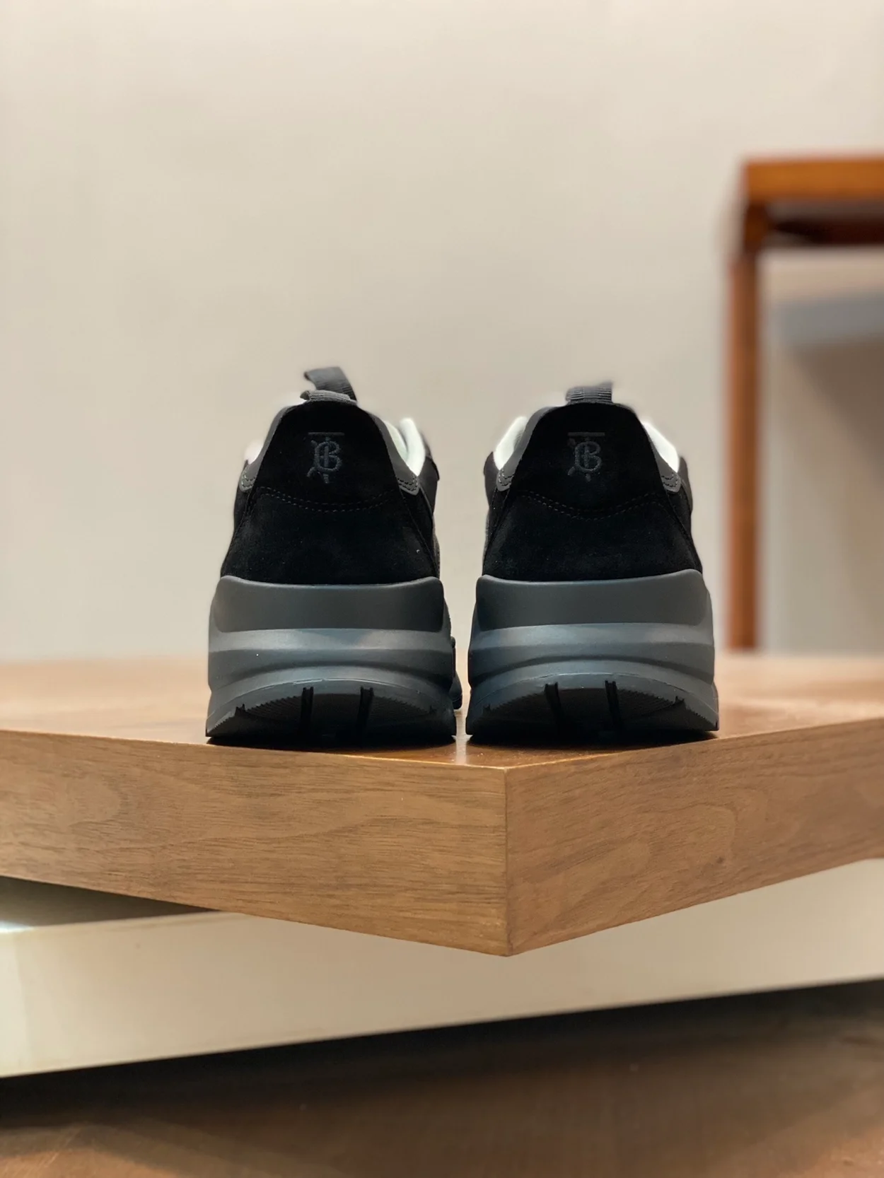 버버리 레더 스웨이드 스니커즈 블랙