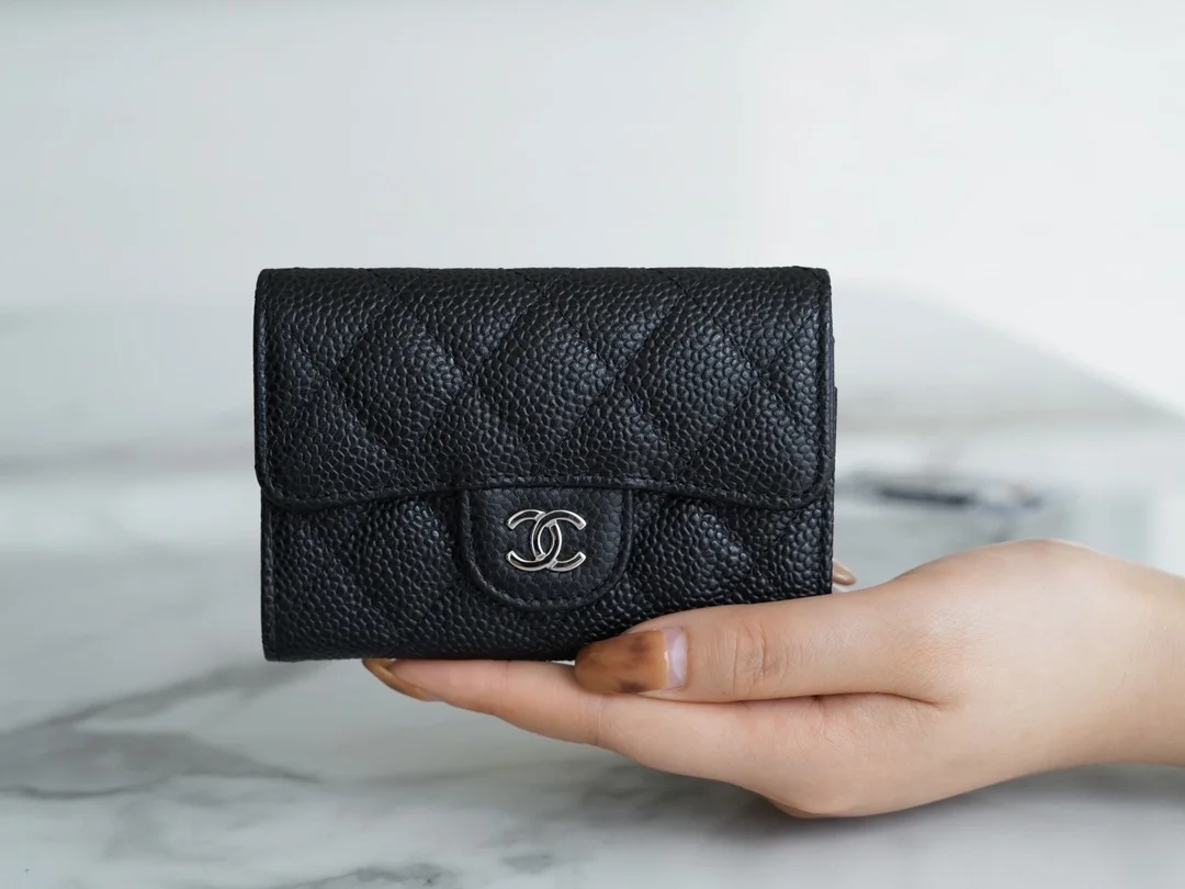 샤넬 클래식 캐비어 카드 홀더 블랙 실버