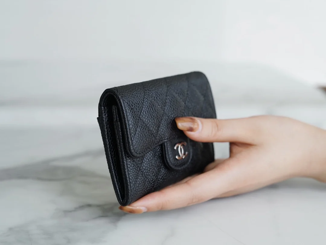 샤넬 클래식 캐비어 카드 홀더 블랙 실버