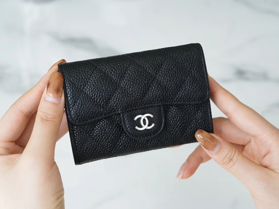 샤넬 클래식 캐비어 카드 홀더 블랙 실버