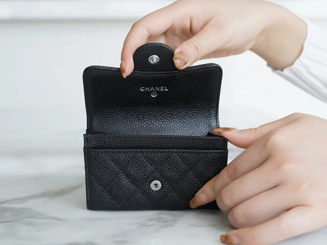 샤넬 클래식 캐비어 카드 홀더 블랙 실버