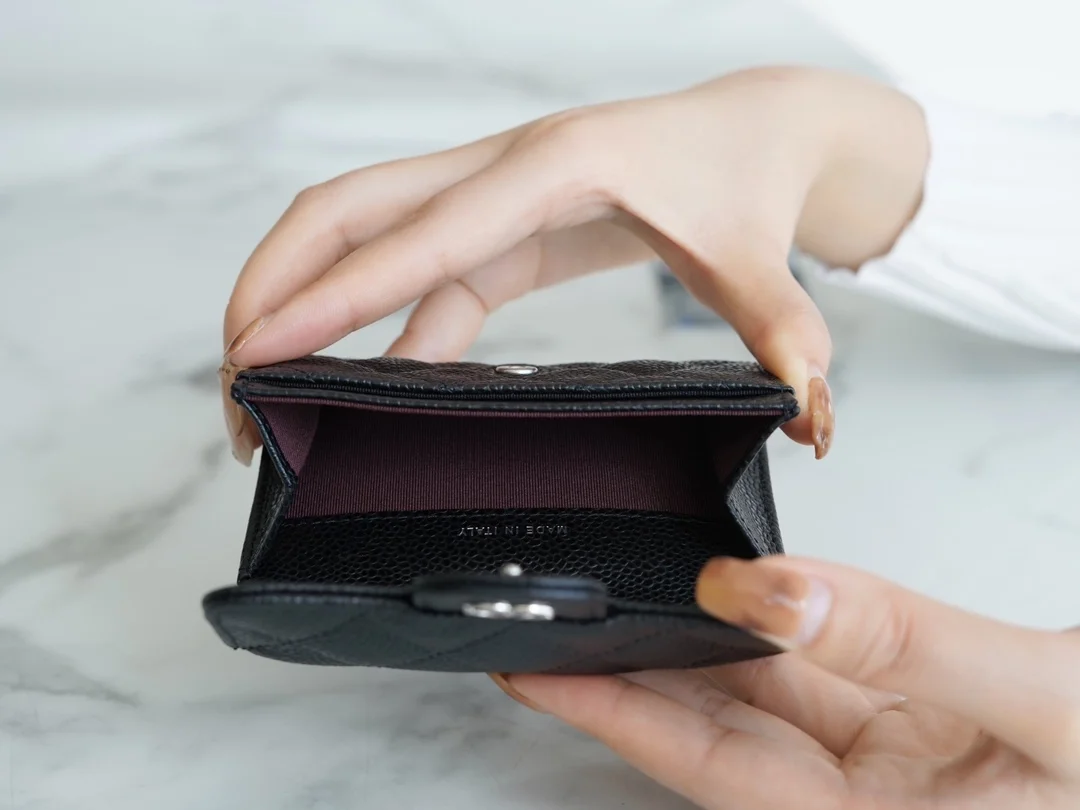 샤넬 클래식 캐비어 카드 홀더 블랙 실버