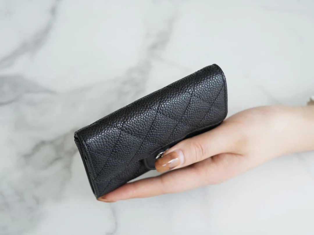 샤넬 클래식 캐비어 카드 홀더 블랙 실버