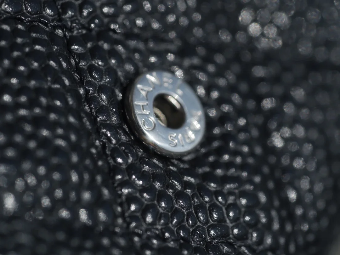 샤넬 클래식 캐비어 카드 홀더 블랙 실버