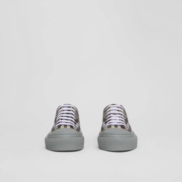 버버리 체크 로고 프린트 스니커즈