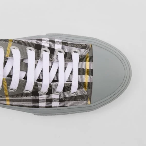 버버리 체크 로고 프린트 스니커즈