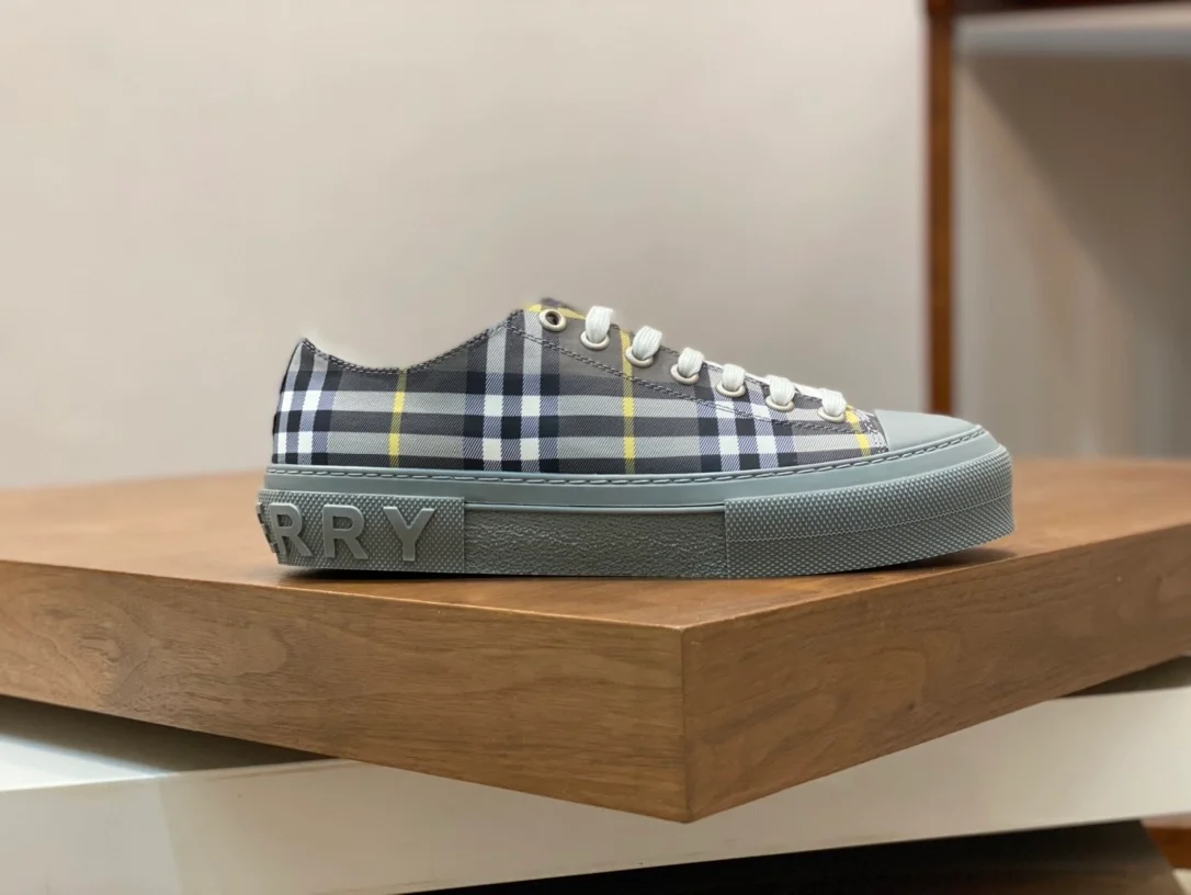 버버리 체크 로고 프린트 스니커즈