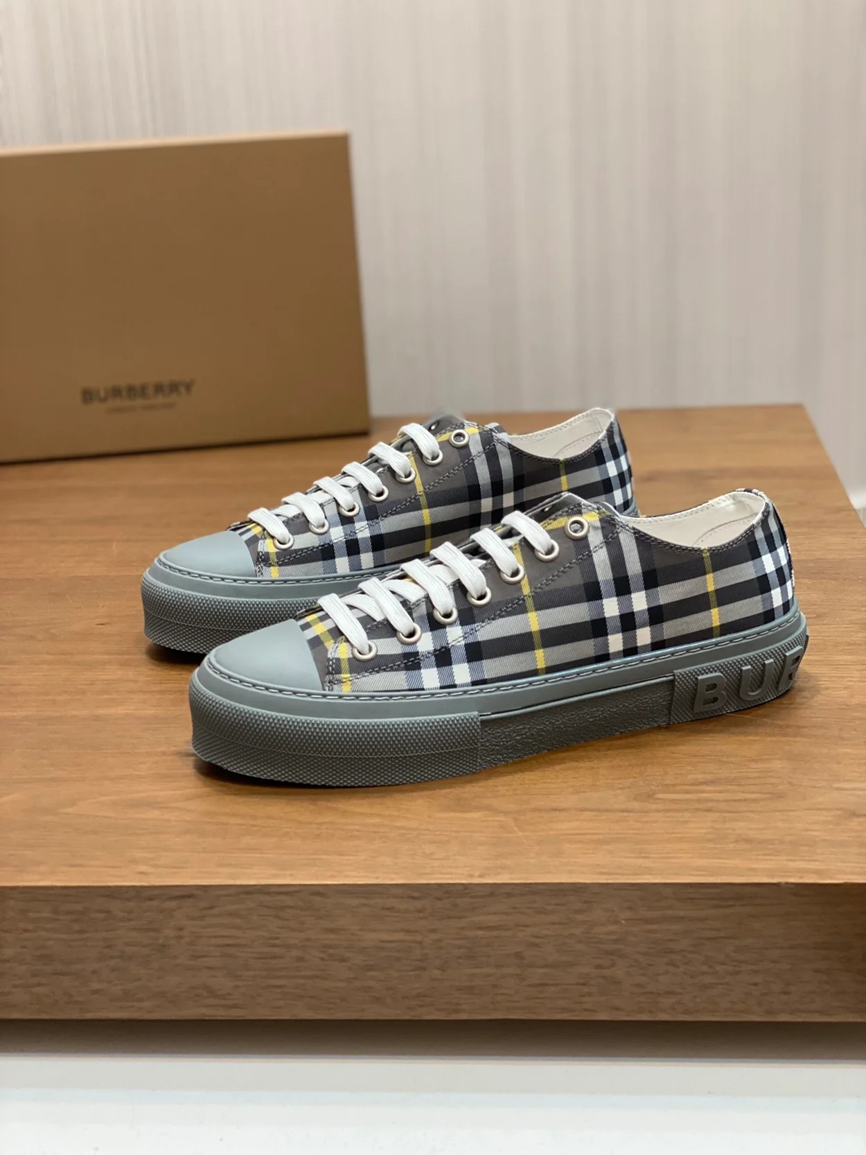 버버리 체크 로고 프린트 스니커즈