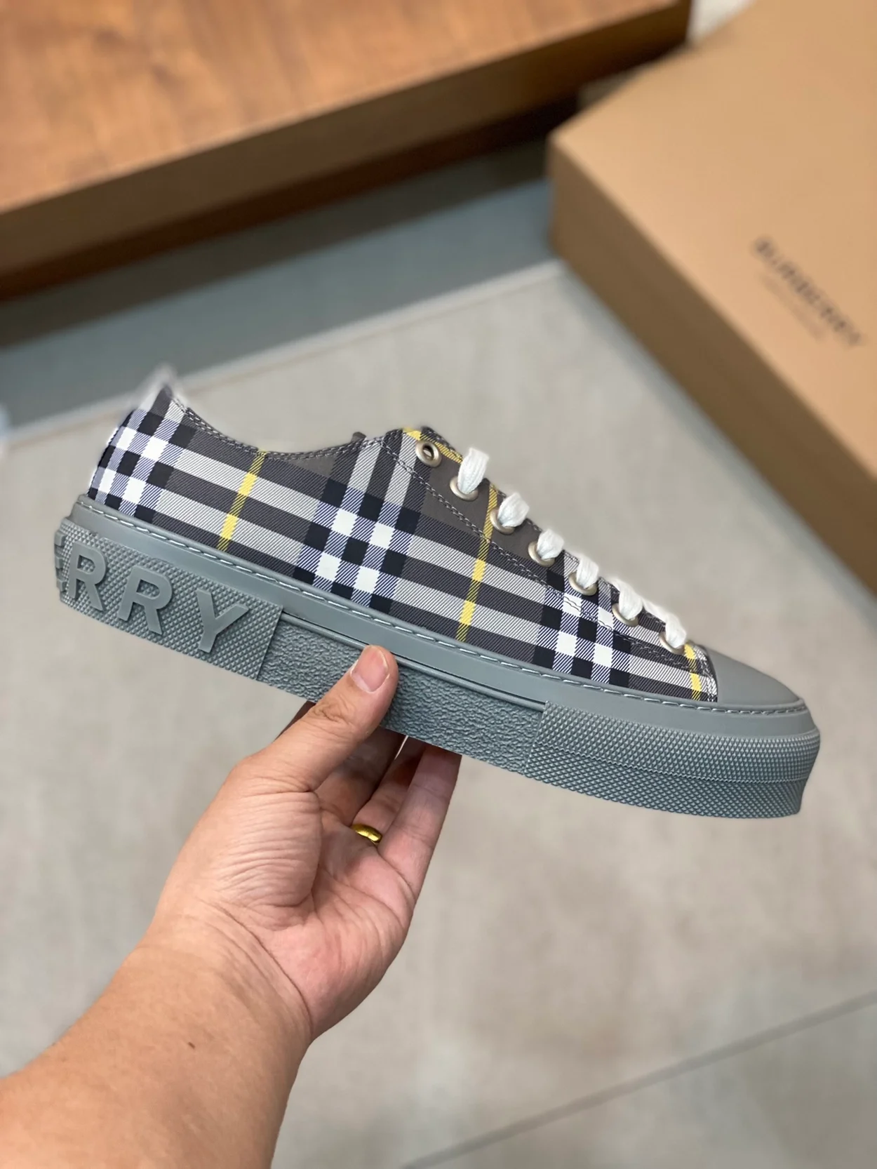 버버리 체크 로고 프린트 스니커즈