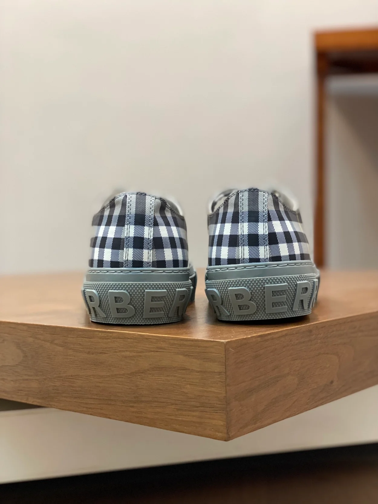 버버리 체크 로고 프린트 스니커즈
