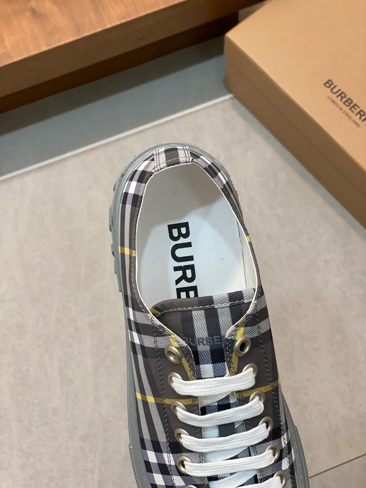 버버리 체크 로고 프린트 스니커즈