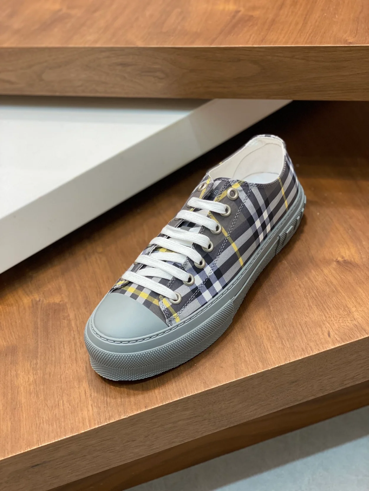 버버리 체크 로고 프린트 스니커즈