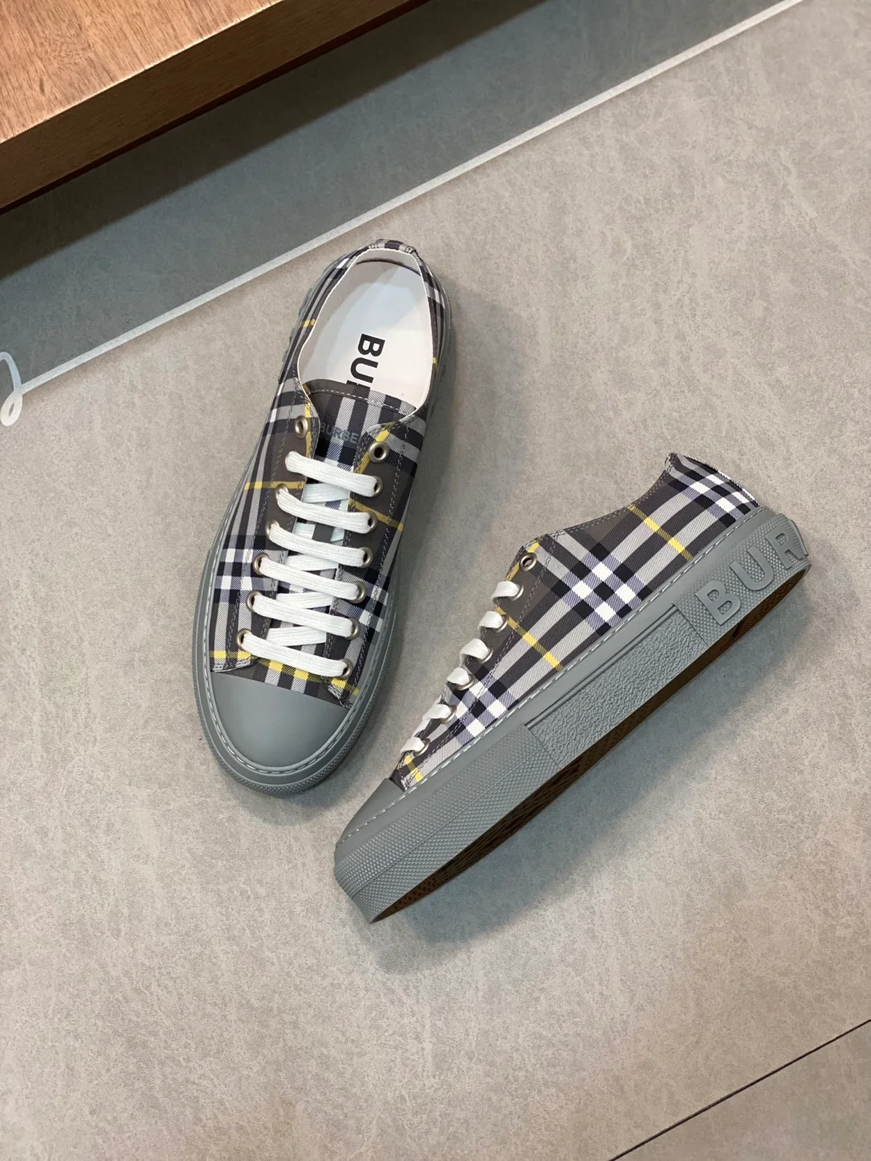 버버리 체크 로고 프린트 스니커즈