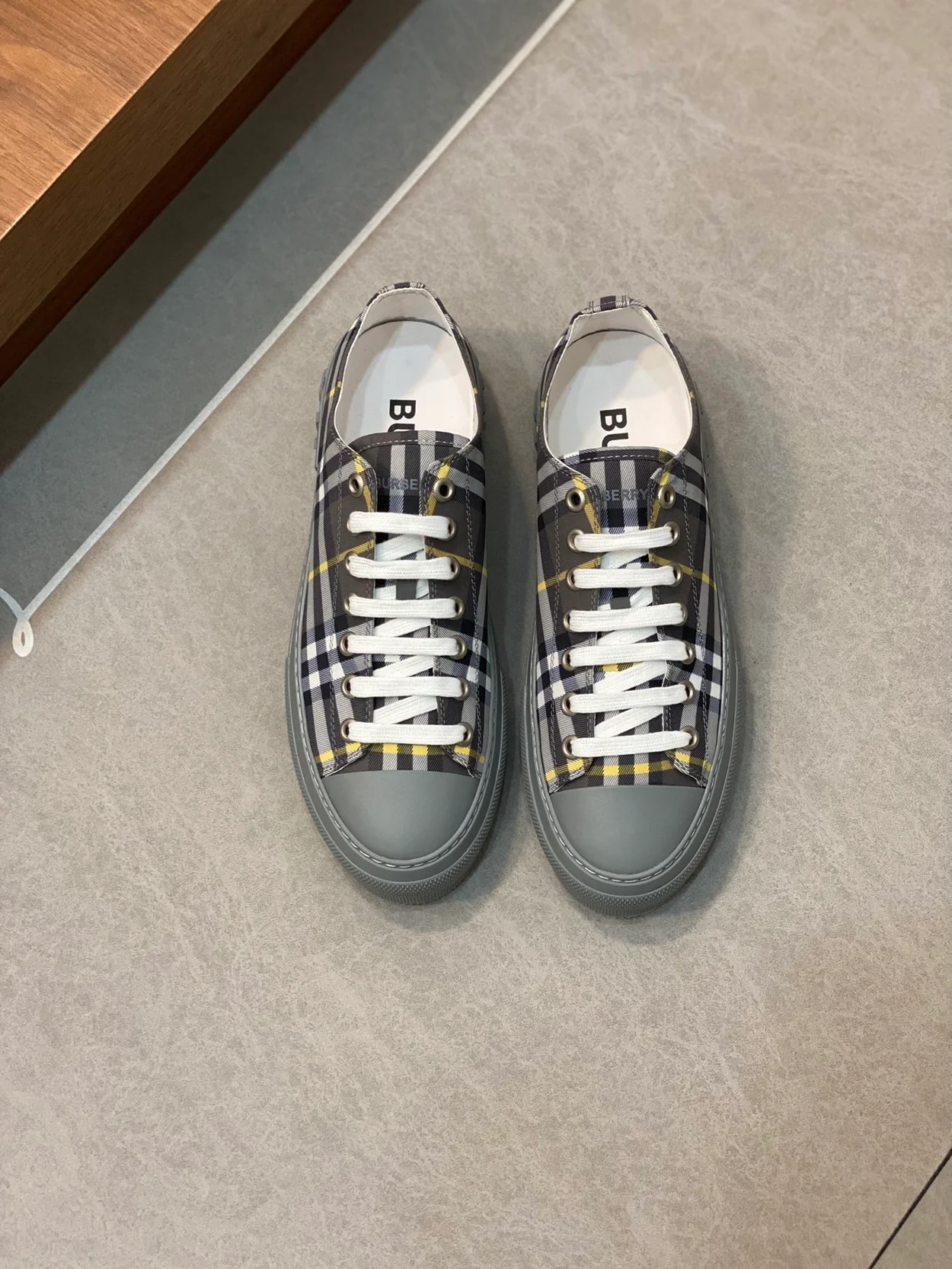 버버리 체크 로고 프린트 스니커즈