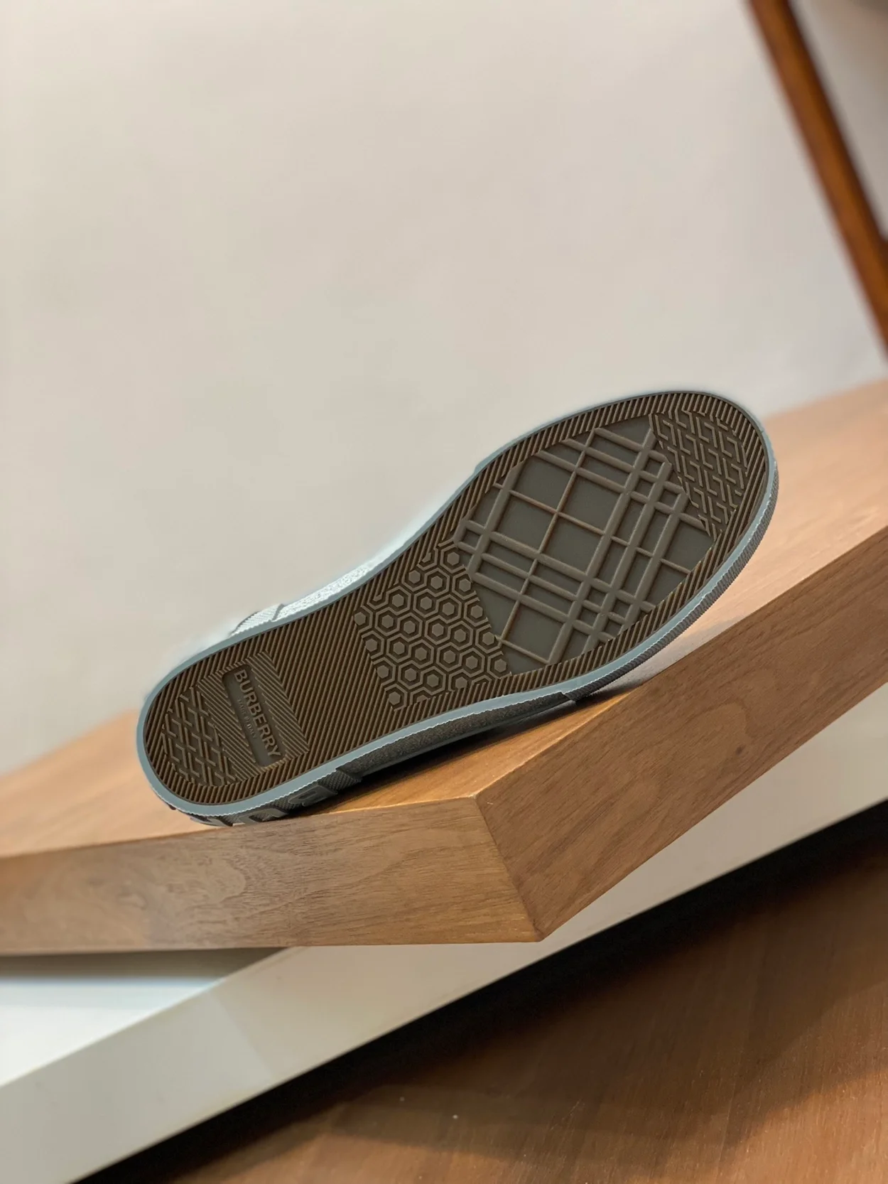 버버리 체크 로고 프린트 스니커즈