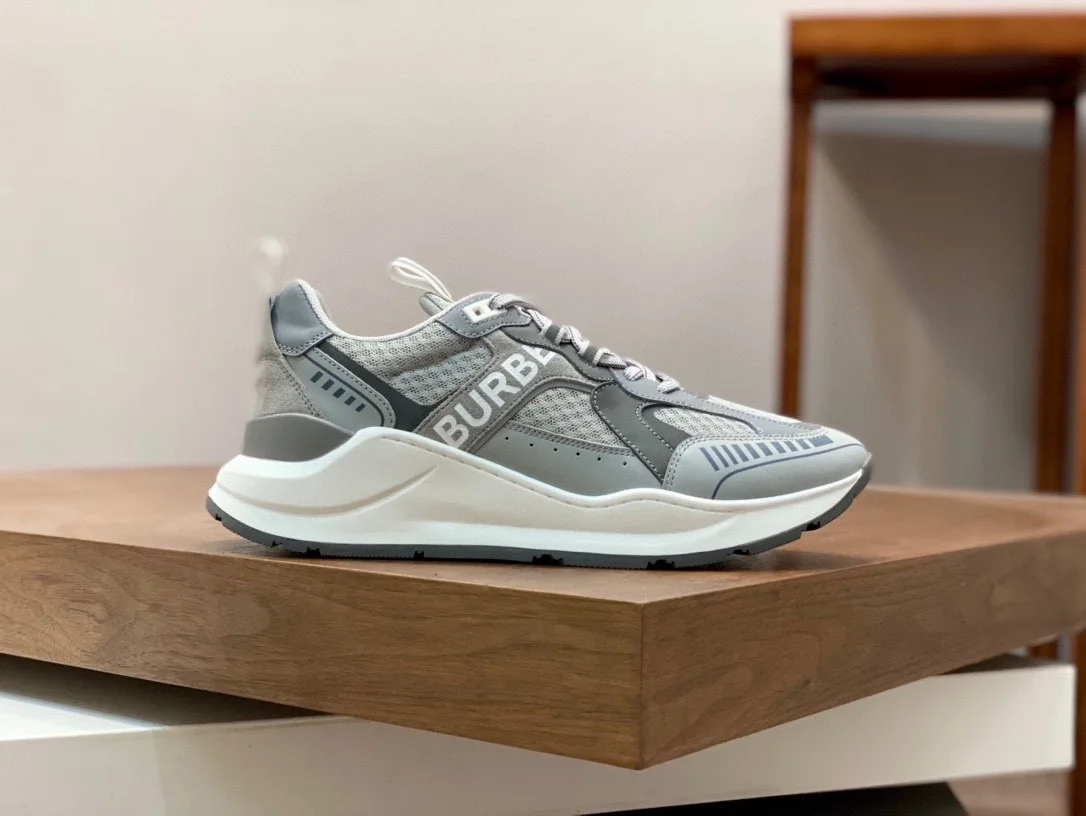 버버리 로고 프린트 레더 그레이 스니커즈