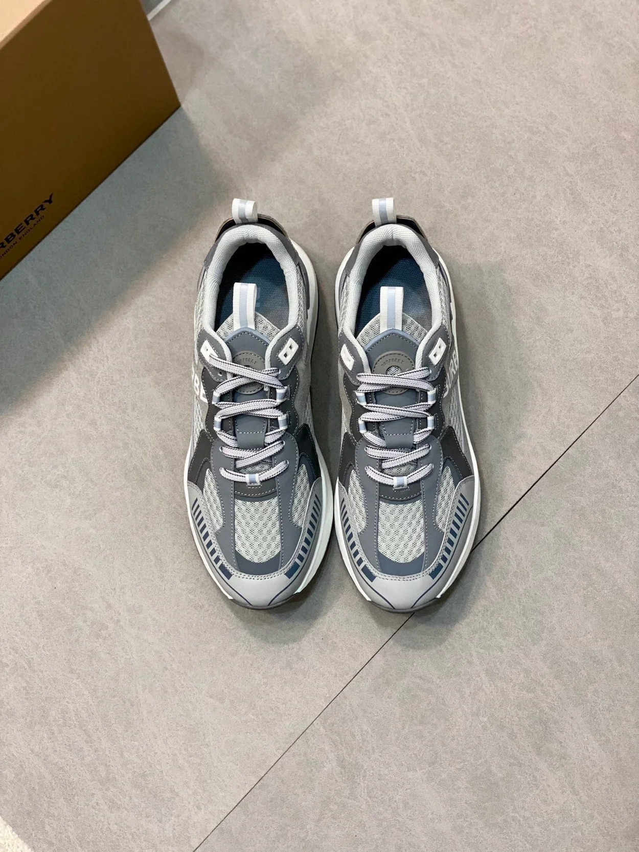 버버리 로고 프린트 레더 그레이 스니커즈