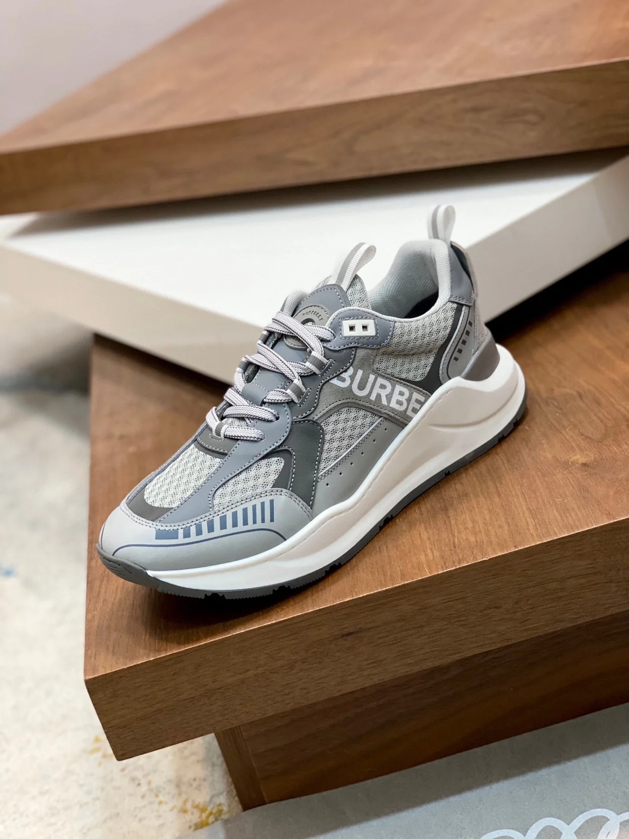 버버리 로고 프린트 레더 그레이 스니커즈