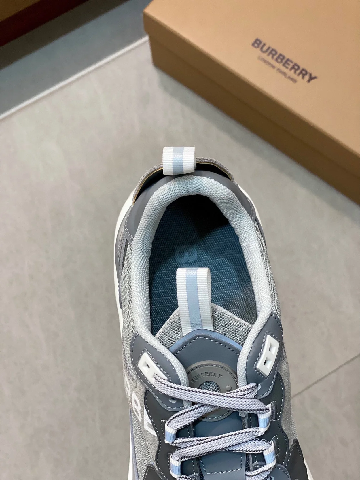 버버리 로고 프린트 레더 그레이 스니커즈