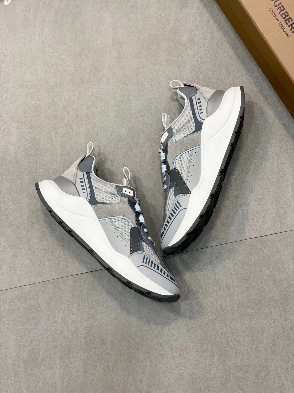 버버리 로고 프린트 레더 그레이 스니커즈